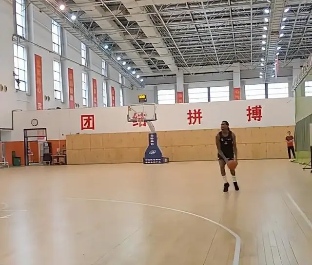 如何通过训练提高篮球运动员的速度_1